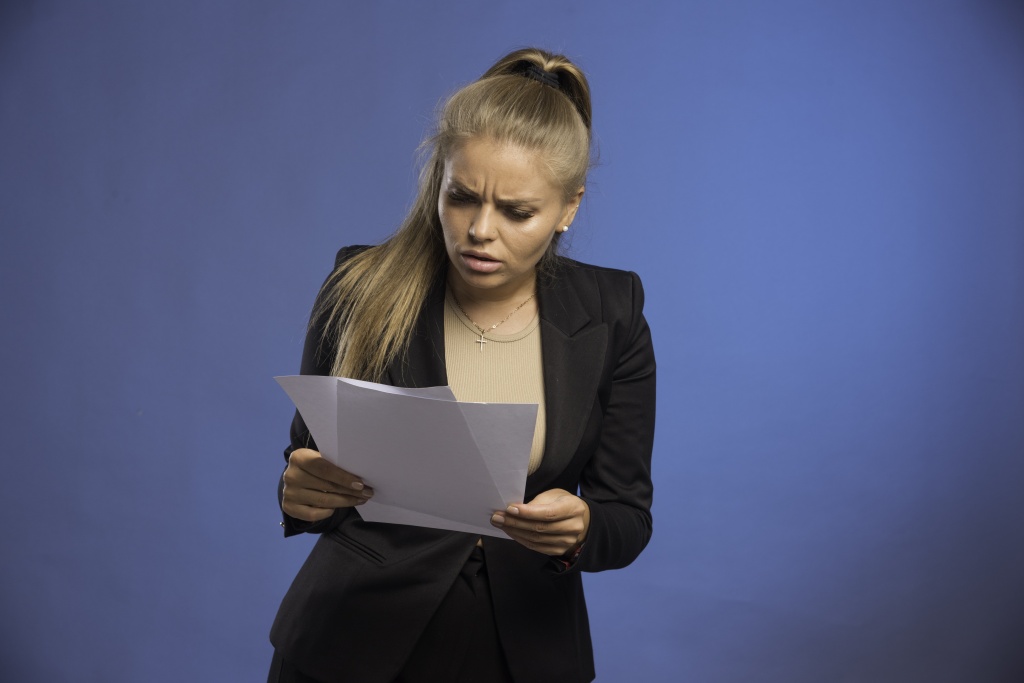 female-employee-checking-paper-documents.jpg фиолетовый фон