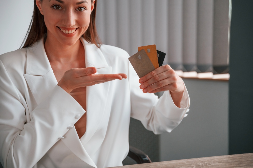 sitting-holding-three-credit-cards-young-beautiful-woman-formal-clothes-is-working-office.jpg улыбка