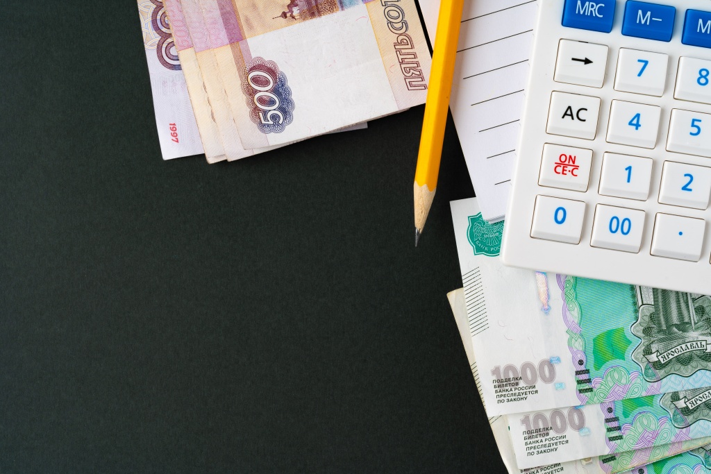 close-up-photo-stack-russian-money-rubles-with-calculator.jpg деньги