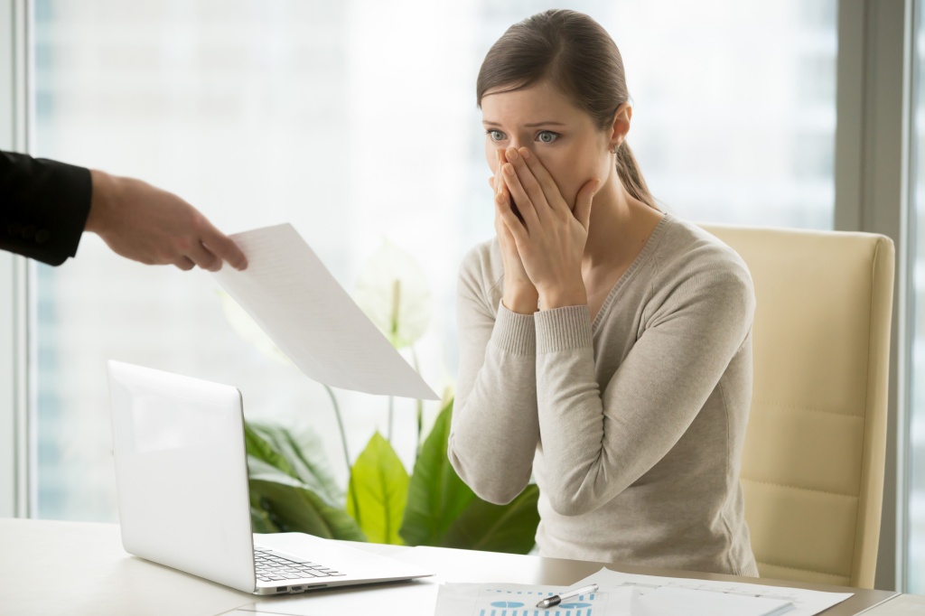 employer-giving-dismissal-notice-young-woman.jpg ручка