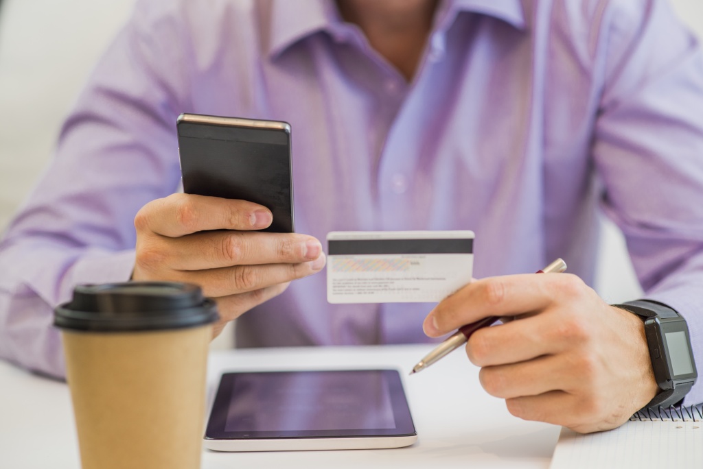 guy-hand-holding-credit-card-enjoying-internet-online-shopping-using-digital-computer-tablet-home.jpg кофе