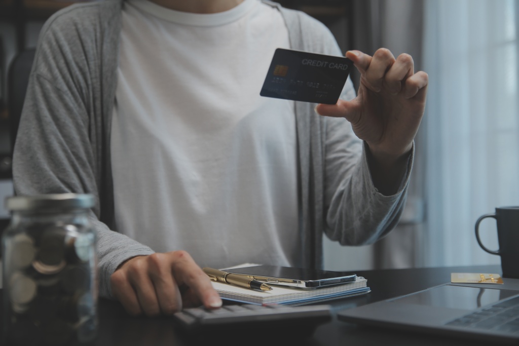 businesswoman-hands-holding-cradit-card-using-credit-card-online-shopping-online-shopping-concept.jpg белая футболка