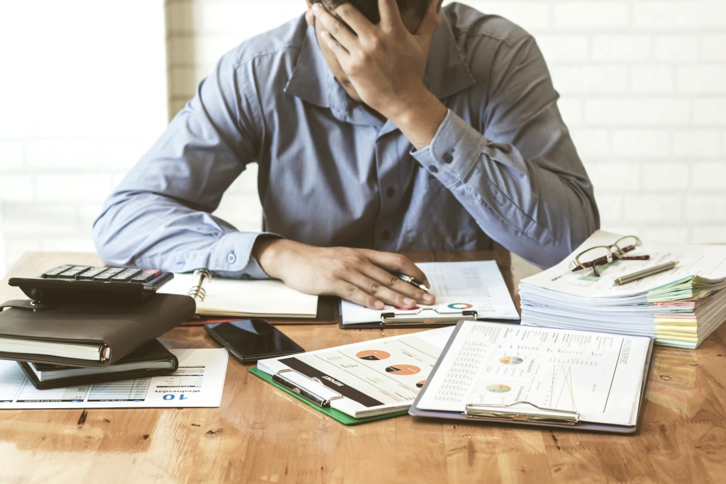 frustrated-middle-aged-businessman-sitting-office-desk.jpg телефон